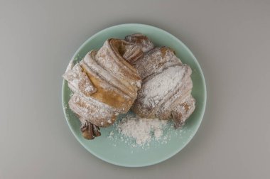 Beyaz arka planda iki taze kruvasan. Kahvaltıda. Üst görünüm