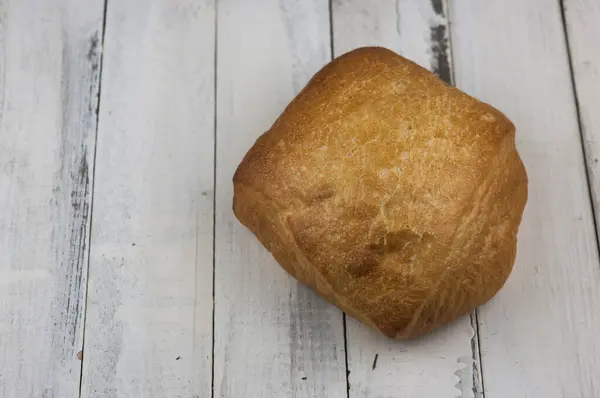 Brood Vers Gebakken Thuis Een Wit Houten Bord Geplaatst — Stockfoto