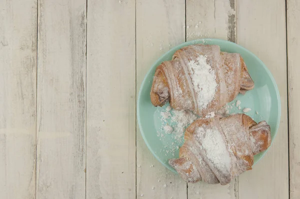 Dva Čerstvé Croissanty Talíři Bílém Dřevěném Stole Pohled Shora — Stock fotografie