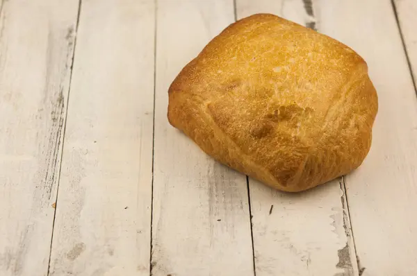 Brot Hause Frisch Gebacken Auf Einem Weißen Holzbrett — Stockfoto