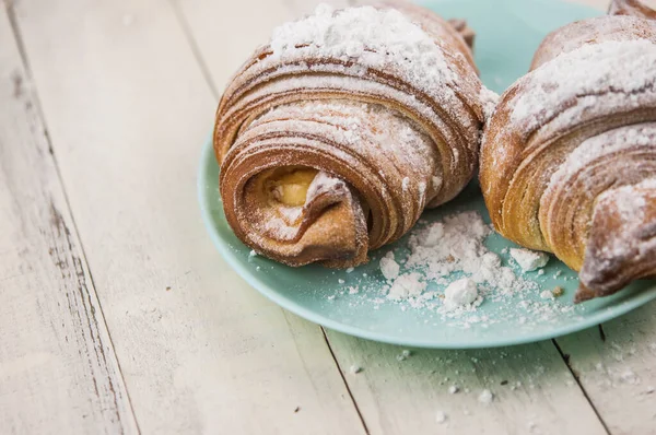 Två Färska Croissanter Tallrik Vitt Träbord Frukost — Stockfoto