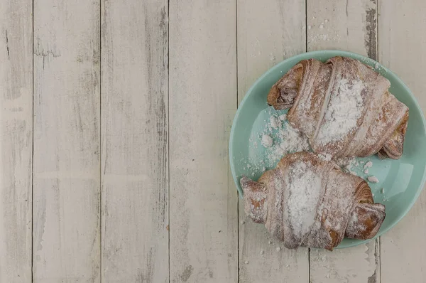 Két Friss Croissant Tányéron Fehér Asztalon Felülnézetből — Stock Fotó