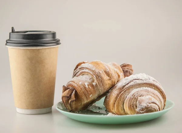 Két Friss Croissant Tányéron Fehér Háttérrel Reggeli — Stock Fotó