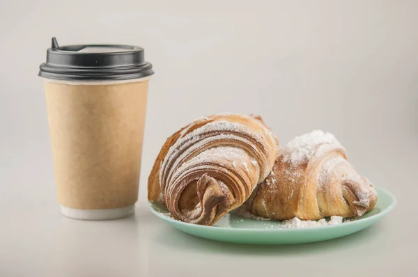 Két Friss Croissant Tányéron Fehér Háttérrel Reggeli — Stock Fotó