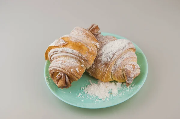 Dois Croissants Frescos Placa Fundo Branco Café Manhã — Fotografia de Stock