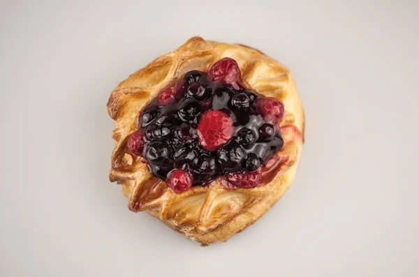 Deliciosos Doces Com Bagas Fundo Branco — Fotografia de Stock