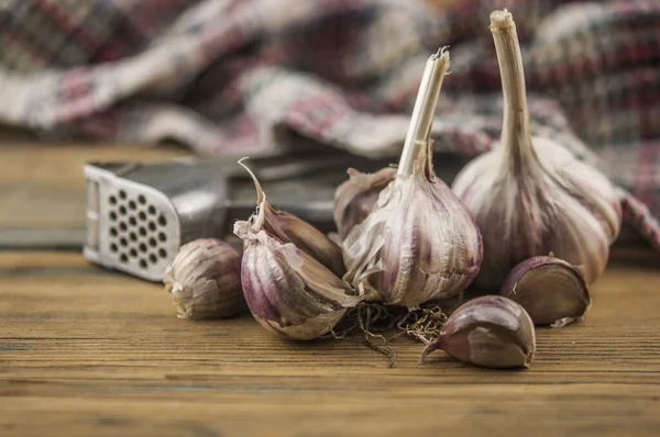 Organic Garlic Metal Press Fresh Garlic Cloves Garlic Bulb Wooden — Stock Photo, Image