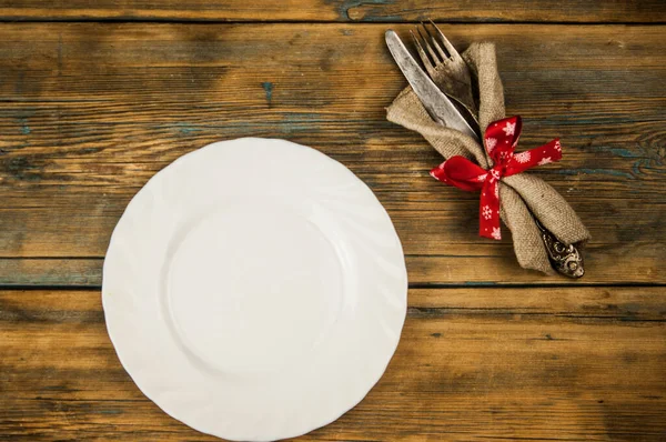 Composición Festiva Con Plato Blanco Vacío Cubiertos Sobre Mesa Madera — Foto de Stock