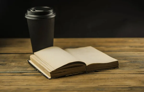 Libro Abierto Una Taza Café Una Taza Papel Desechable Sobre — Foto de Stock