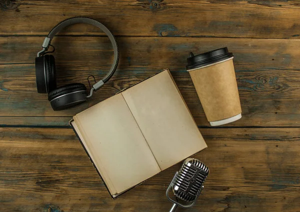 Boş Bir Sayfa Kulaklık Bir Fincan Kahveyi Tek Kullanımlık Kağıt — Stok fotoğraf