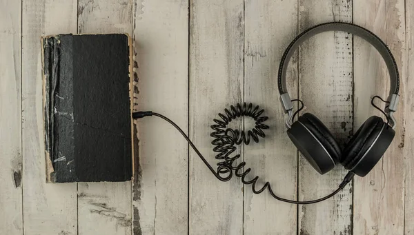 Concepto Audio Libro Auriculares Viejo Libro Sobre Mesa Madera Vista — Foto de Stock