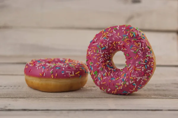 Frambozen Verse Zelfgemaakte Donuts Wit Hout Rustieke Tafel — Stockfoto