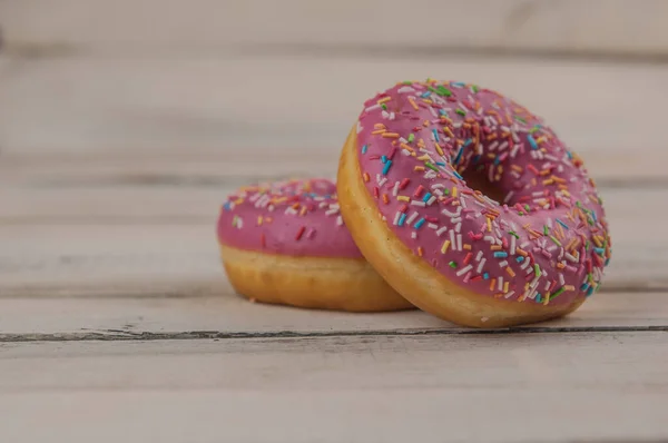 Frambozen Verse Zelfgemaakte Donuts Wit Hout Rustieke Tafel — Stockfoto