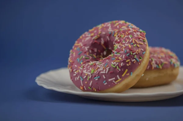 Frambozen Verse Zelfgemaakte Donuts Een Donkerblauwe Achtergrond — Stockfoto