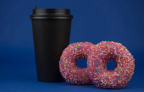 Beignets Colorés Tasse Café Jetable Sur Fond Bleu Foncé Photo — Photo