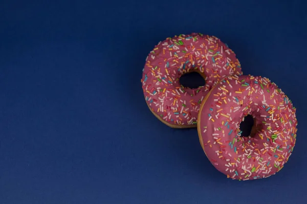 Frambozen Verse Zelfgemaakte Donuts Een Donkerblauwe Achtergrond Bovenaanzicht — Stockfoto