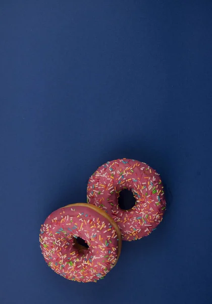 Frambozen Verse Zelfgemaakte Donuts Een Donkerblauwe Achtergrond Bovenaanzicht — Stockfoto