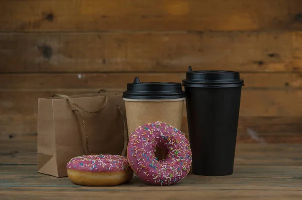 Beignets Framboise Avec Tasse Café Jetable Papier Sur Fond Bois — Photo