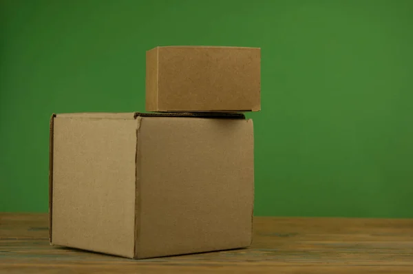 Caja Embalaje Sobre Mesa Madera Sobre Fondo Colorido —  Fotos de Stock