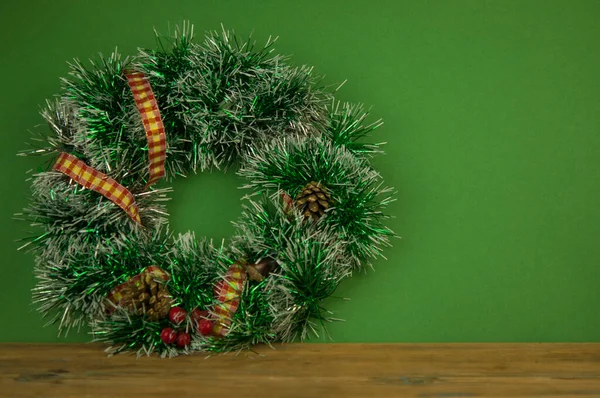 Handgemachter Weihnachtskranz Auf Grünem Hintergrund Ansicht Von Oben Adventskranz Neujahrskomposition — Stockfoto