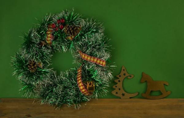 Handgemaakte Kerstkrans Groene Achtergrond Bovenaanzicht Adventskrans Nieuwjaarssamenstelling Bovenaanzicht Vlak Begrepen — Stockfoto