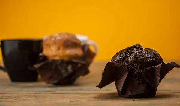 Hemlagad Choklad Och Vaniljmuffins Med Keramisk Kaffemugg Ett Träbord Beströdd — Stockfoto