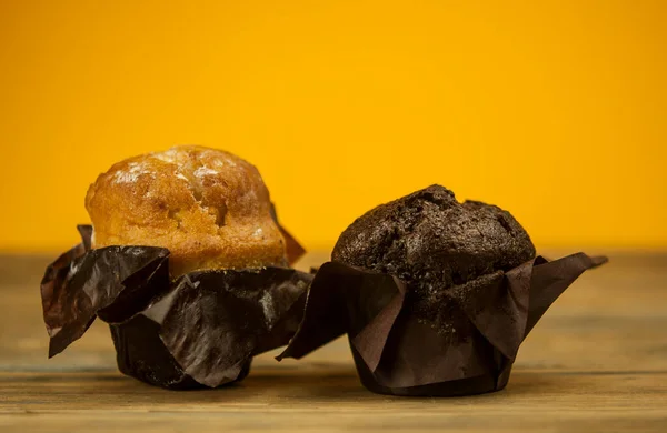 Hemlagad Choklad Och Vaniljmuffins Ett Träbord Beströdda Med Pulversocker — Stockfoto