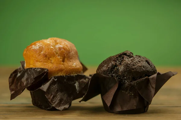 Hemlagad Choklad Och Vaniljmuffins Ett Träbord Beströdda Med Pulversocker — Stockfoto