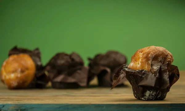 Homemade Chocolate Vanilla Cupcakes Wooden Table Sprinkled Powdered Sugar — Stock Photo, Image