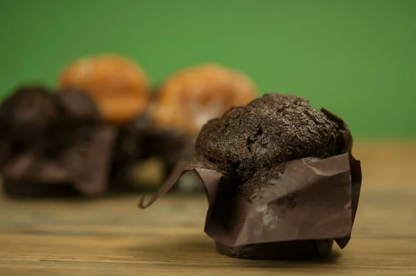Yapımı Çikolatalı Vanilyalı Kekler Ahşap Bir Masada Üzerine Pudra Şekeri — Stok fotoğraf