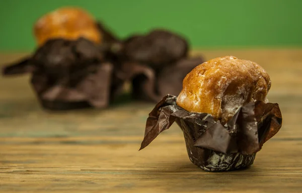 Hemlagad Choklad Och Vaniljmuffins Ett Träbord Beströdda Med Pulversocker — Stockfoto