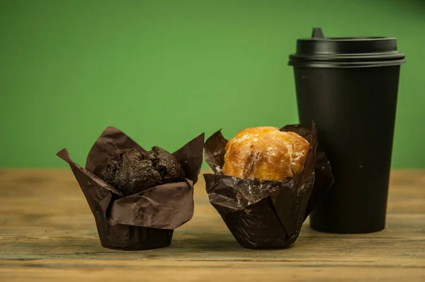 Hemlagad Choklad Och Vanilj Muffins Med Papper Engångs Kaffekopp Ett — Stockfoto