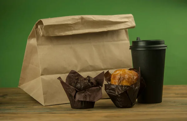Hemlagad Choklad Och Vanilj Muffins Med Papper Engångs Kaffekopp Ett — Stockfoto
