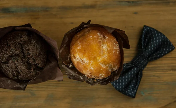 Gâteaux Chocolat Vanille Faits Maison Sur Une Table Bois Saupoudrés — Photo
