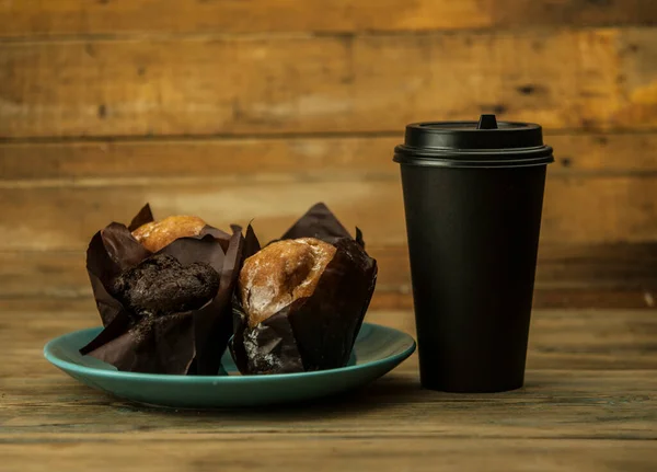 Házi Készítésű Csokoládés Vaníliás Muffinok Papírral Eldobható Kávéscsészével Egy Fából — Stock Fotó