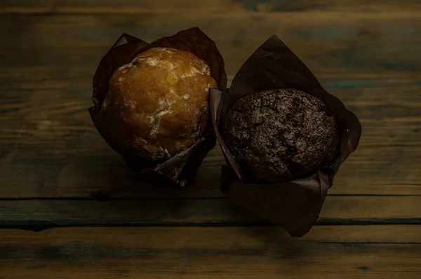 Hemlagad Choklad Och Vaniljmuffins Ett Träbord Beströdda Med Pulversocker — Stockfoto