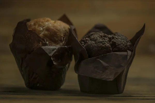 Cupcakes Chocolat Vanille Faits Maison Sur Une Table Bois Saupoudrés — Photo