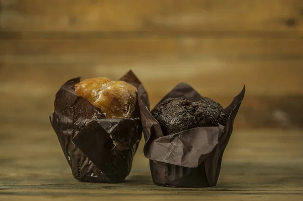 Hemlagad Choklad Och Vaniljmuffins Ett Träbord Beströdda Med Pulversocker — Stockfoto