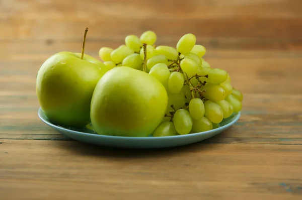 Talerz Pysznych Świeżych Owoców Takich Jak Jabłka Winogrona Stole — Zdjęcie stockowe