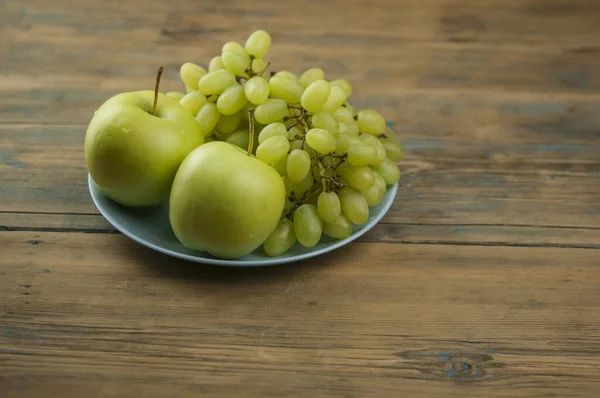 Πιάτο Από Νόστιμα Φρέσκα Φρούτα Όπως Μήλα Και Σταφύλια Ένα — Φωτογραφία Αρχείου