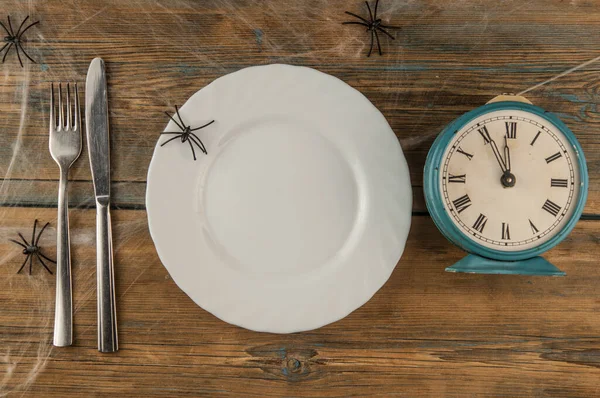 Halloweentafel Met Blanco Schotel Mes Vork Met Spinnenweb Houten Ondergrond — Stockfoto
