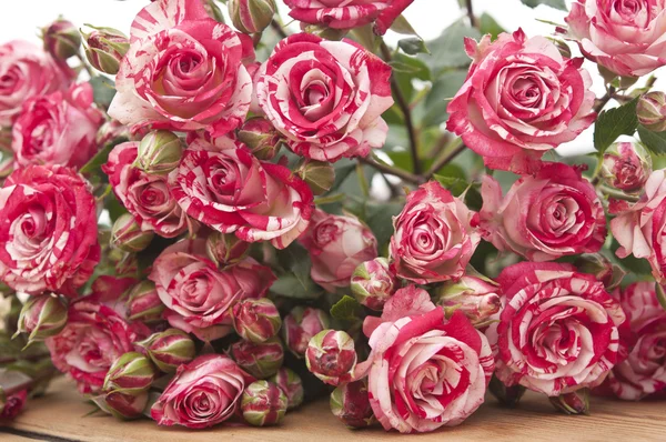 Bouquet de roses sur table en bois — Photo