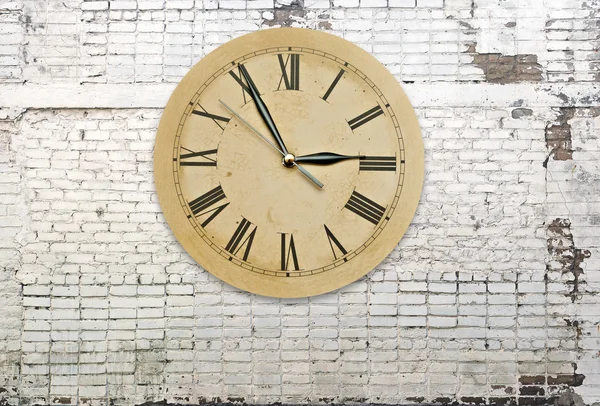 Retro clock op bakstenen muur — Stockfoto