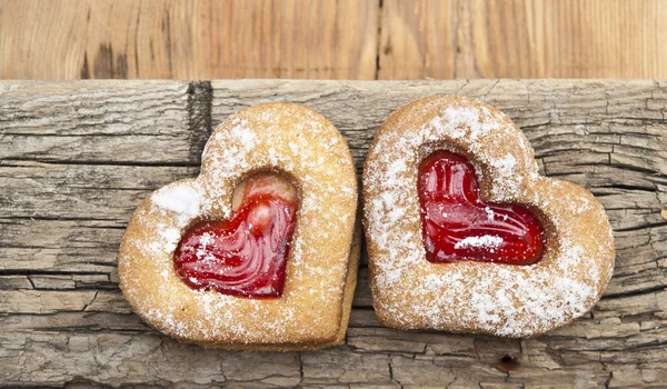 Coração do biscoito e fundo de madeira . — Fotografia de Stock