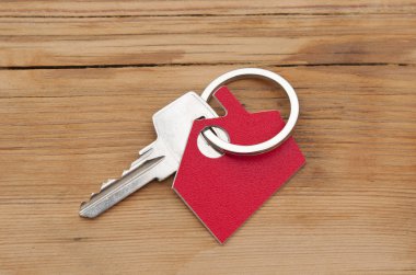 Evin ahşap antika arka plan üzerinde gümüş anahtar simgesi