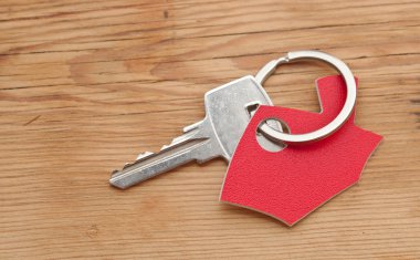 Evin ahşap antika arka plan üzerinde gümüş anahtar simgesi