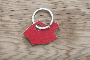 Evin ahşap antika arka plan üzerinde gümüş anahtar simgesi