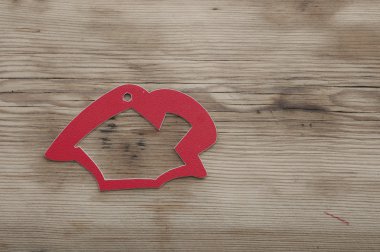 ev simgesinin üzerine ahşap masa. Gayrimenkul konsept.