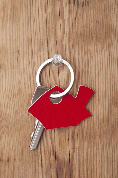 Symbole de la maison avec clé argent sur fond bois vintage — Photo