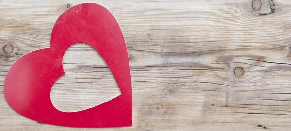 Forme de coeur vide rouge sur fond en bois grunge avec copie spac — Photo